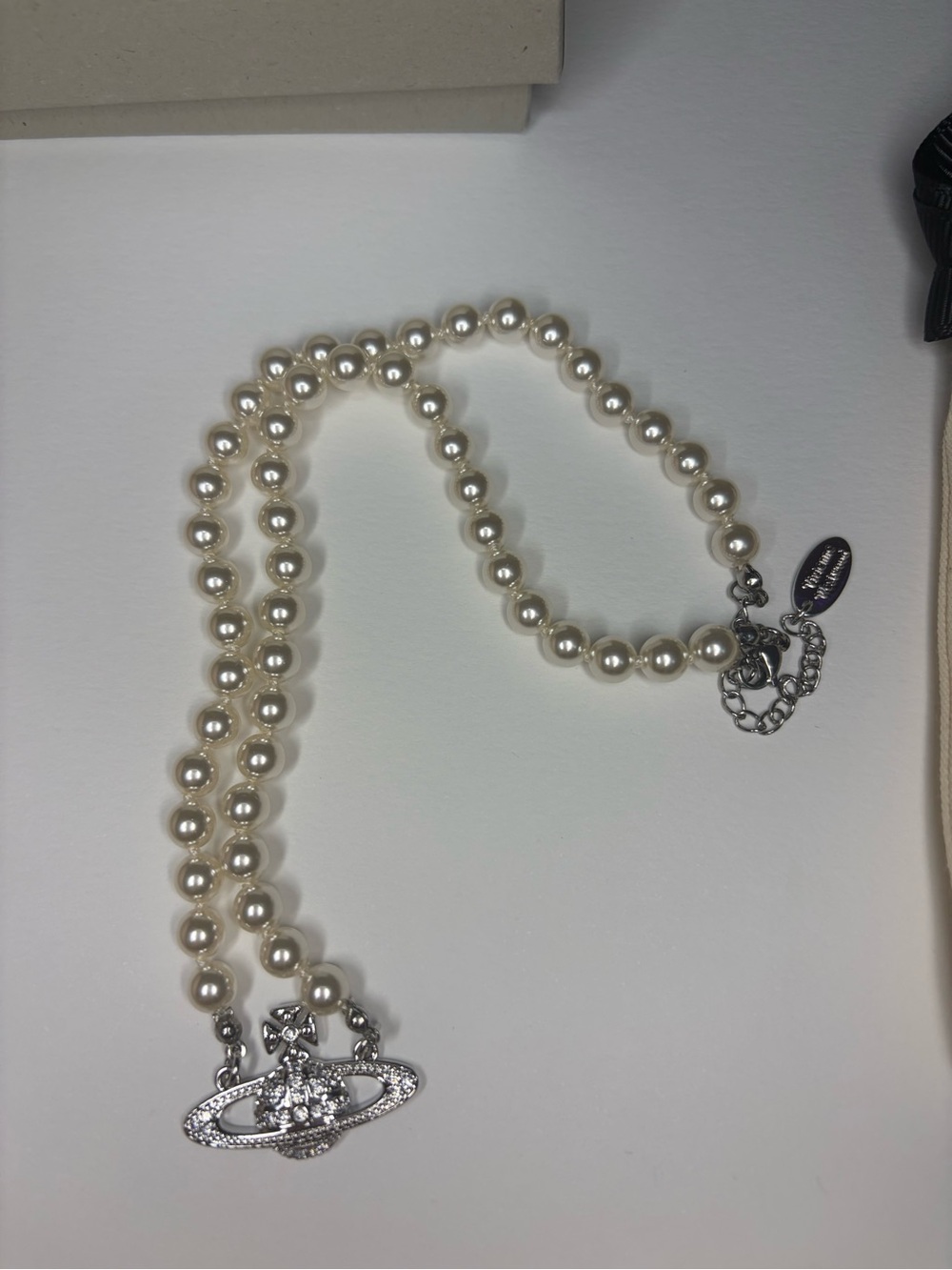 Vivienne Westwood Mini Bas
Relief Pearl Choker Necklace